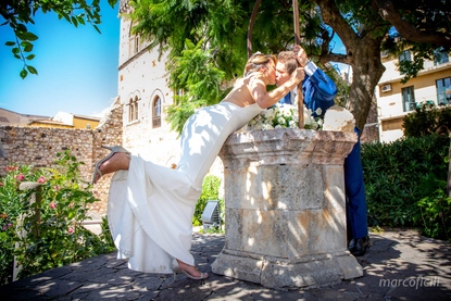 Wedding photography by the antique wishing well in the garden of the Palazzo Duchi di Santo Stefano in Taormina