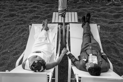 Cool wedding photography relaxing on the beach at Taormina Mare