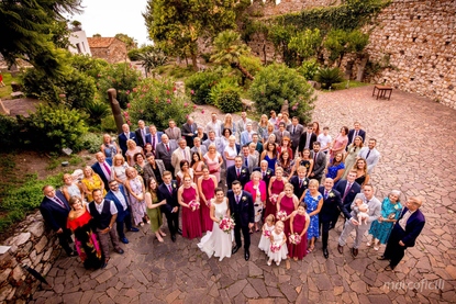 Group photo after the wedding ceremony in the garden courtyard of the Palazzo Duchi di Santo Stefano in Taormina