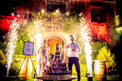 Sparkling fountain flares with the wedding cake in Taormina for an explosive 'Godfather' themed wedding