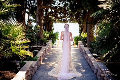 Bridal photography in a Mediterranean garden by the sea in Taormina